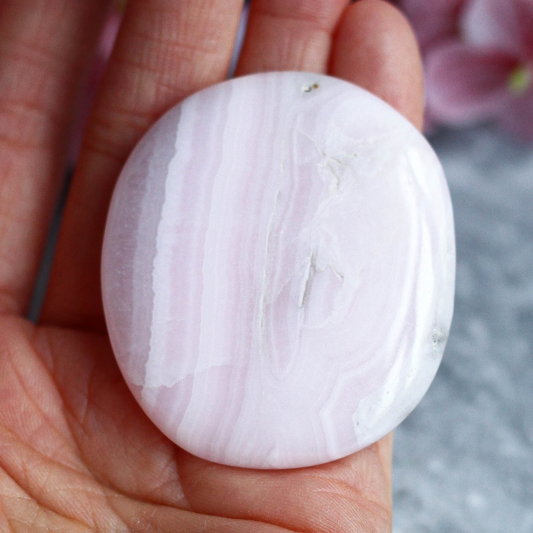 Манганокальцит (розовый кальцит) в форме гальки