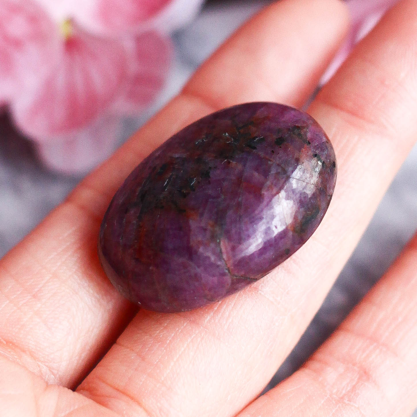 Красный корунд в форме мини-гальки