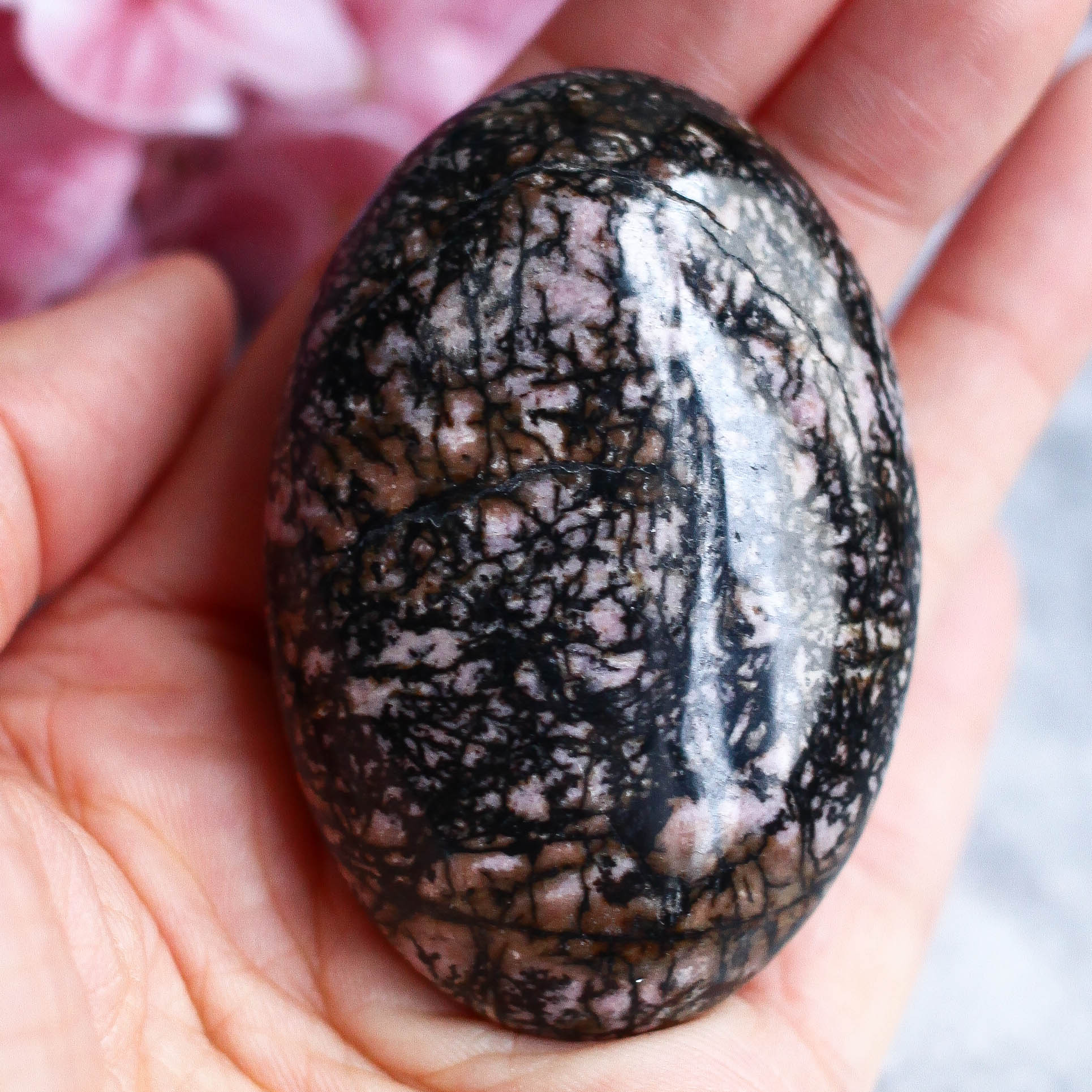 Родонит в форме гальки