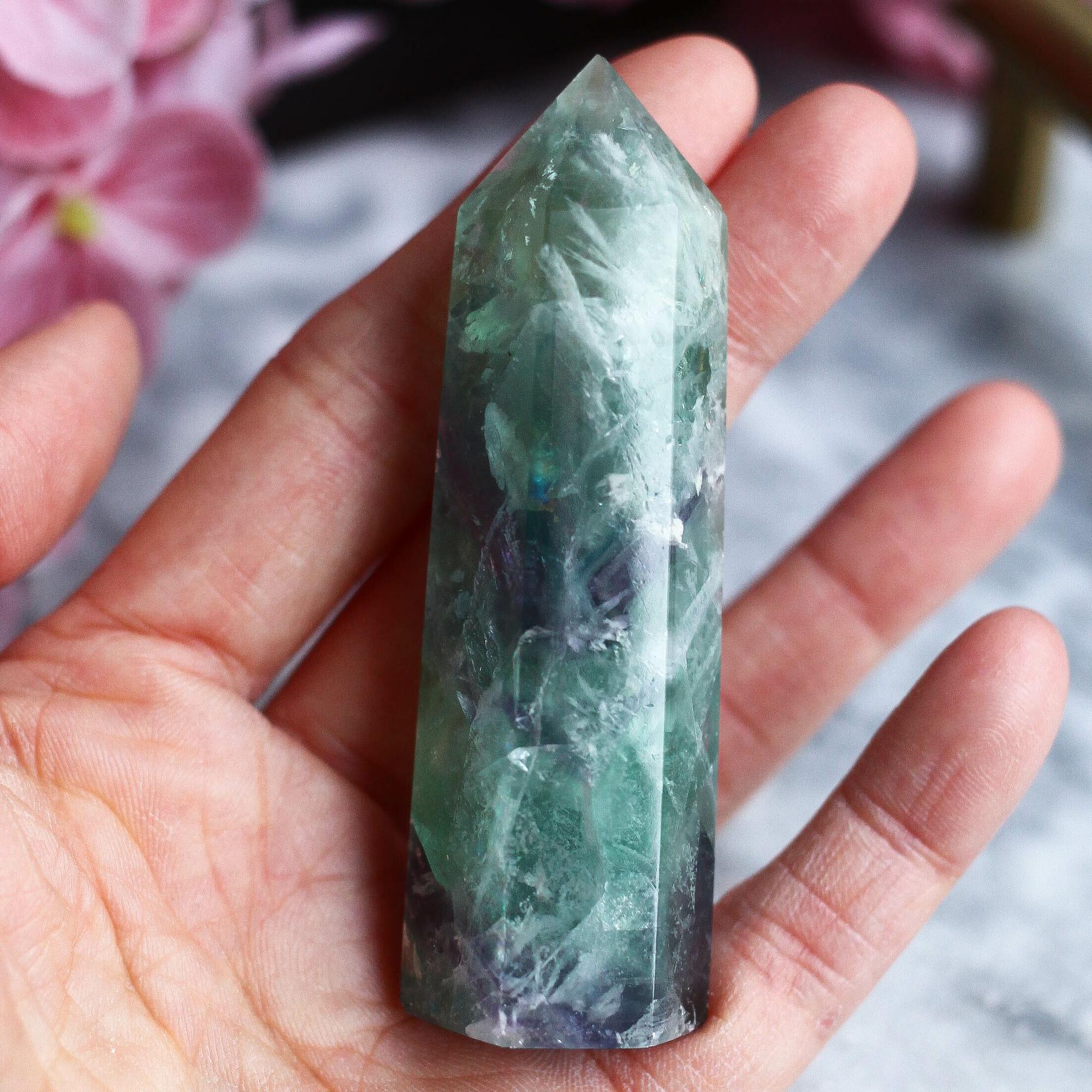 Флюорит перистый в форме кристалла-генератора