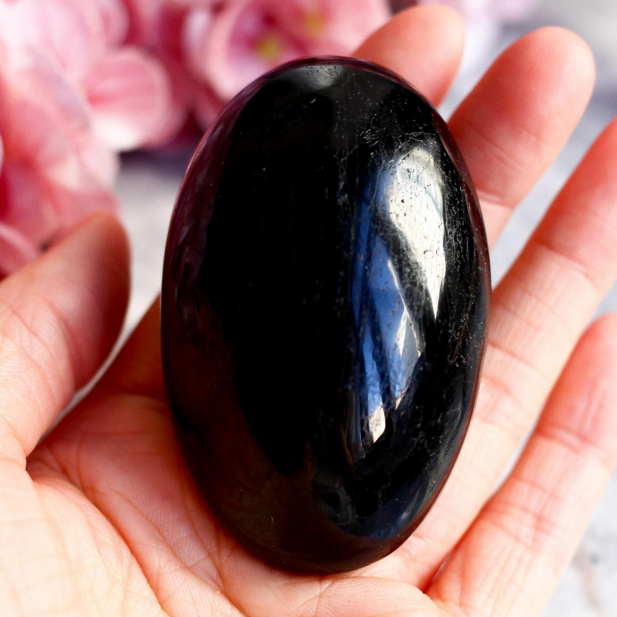 Черный турмалин (шерл) в форме гальки