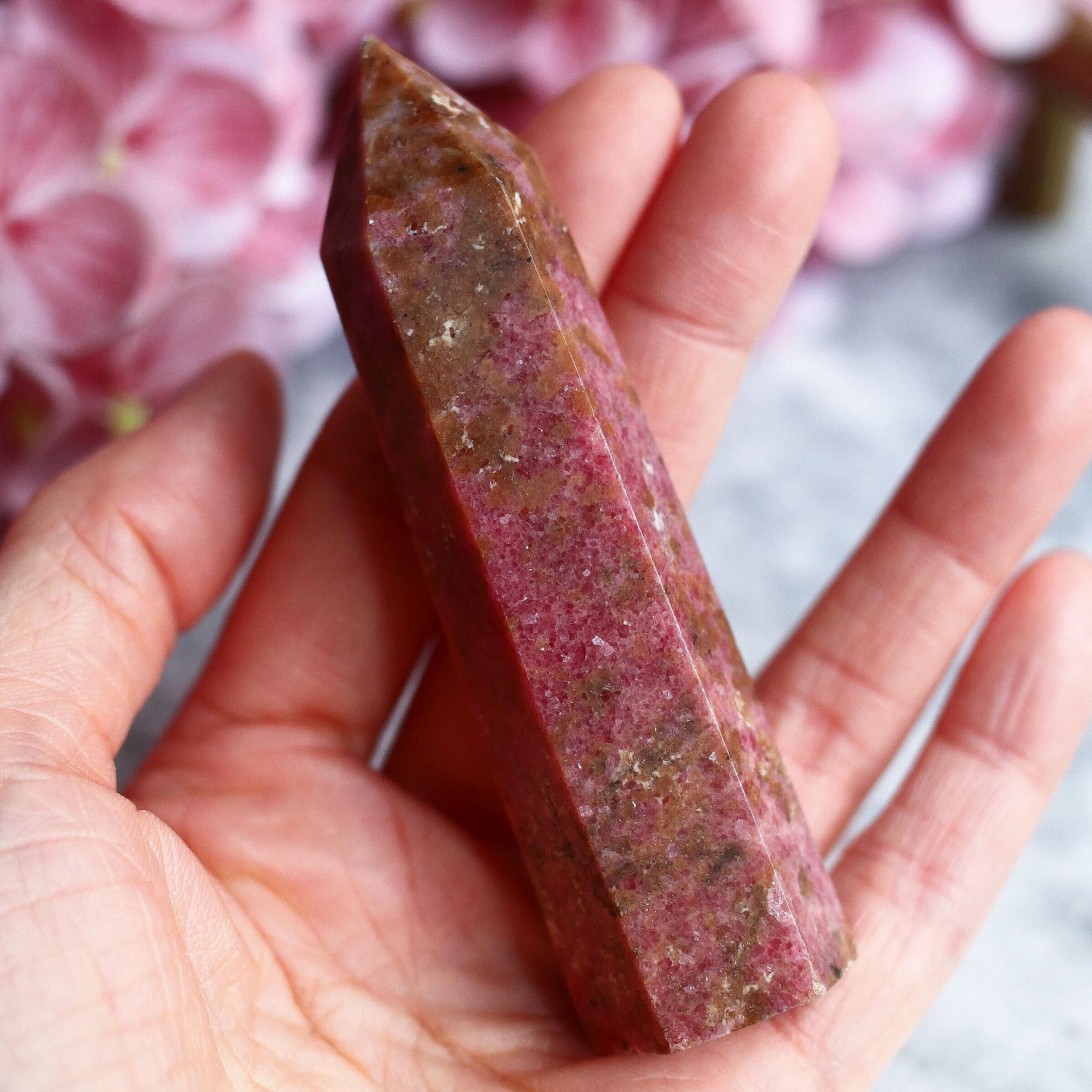 Родонит в форме кристалла-генератора (высокий сорт)