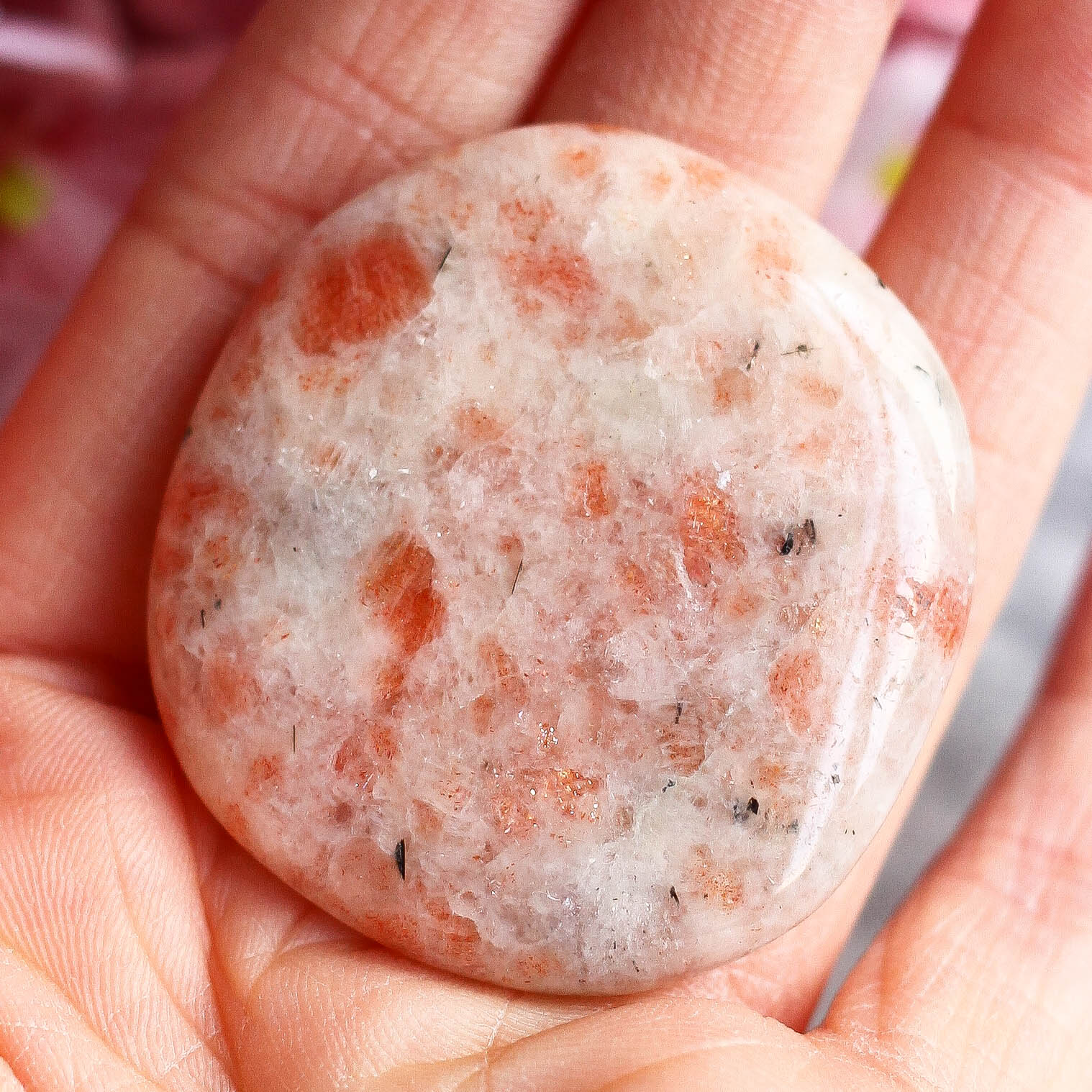 Гелиолит (солнечный камень) в форме гальки