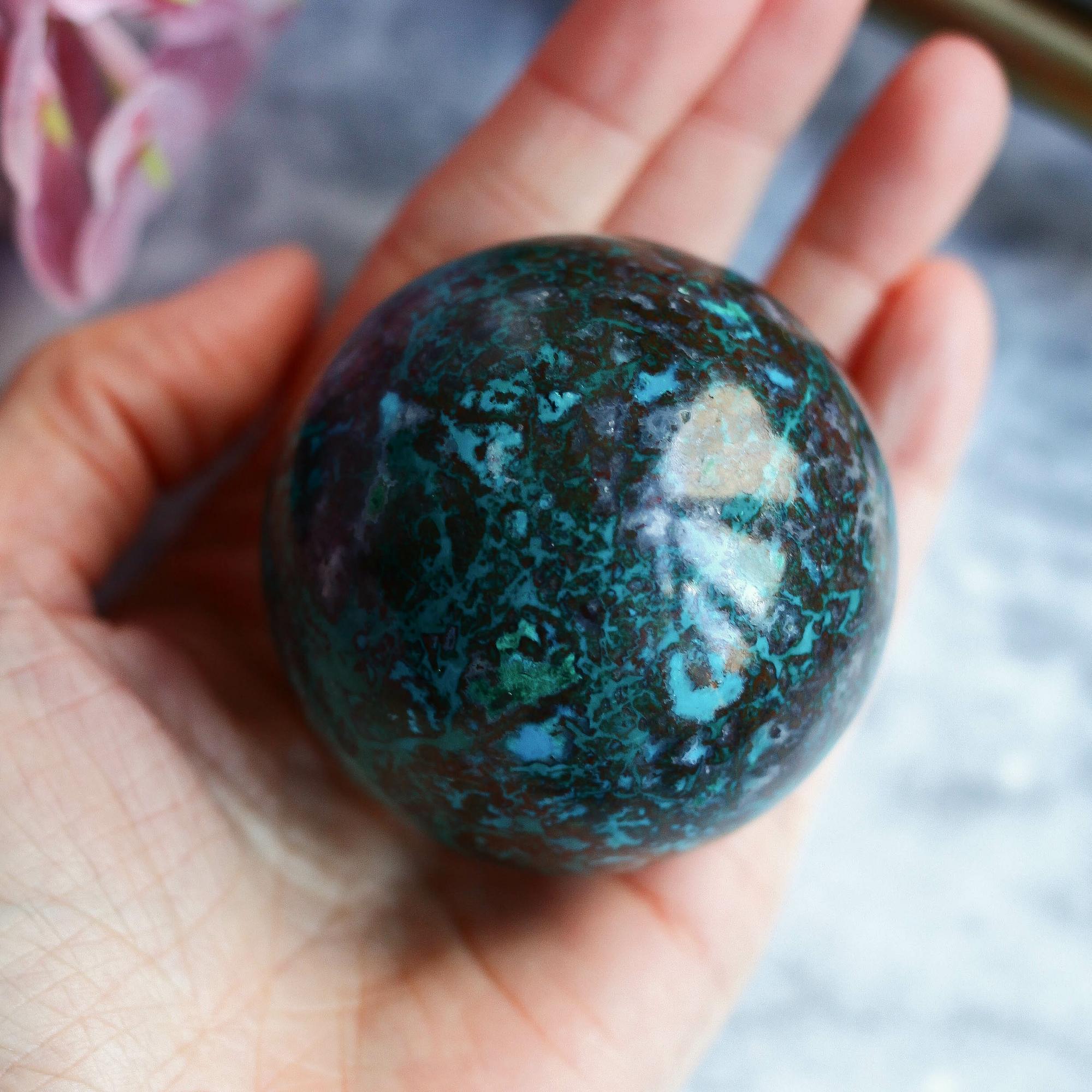 Хризоколла, шаттукит, куприт, диоптаз и пр. в форме шара