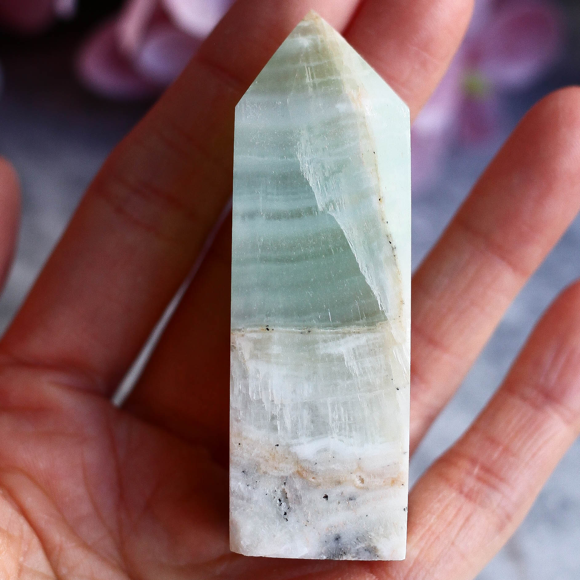 Фисташковый кальцит в форме кристалла-генератора