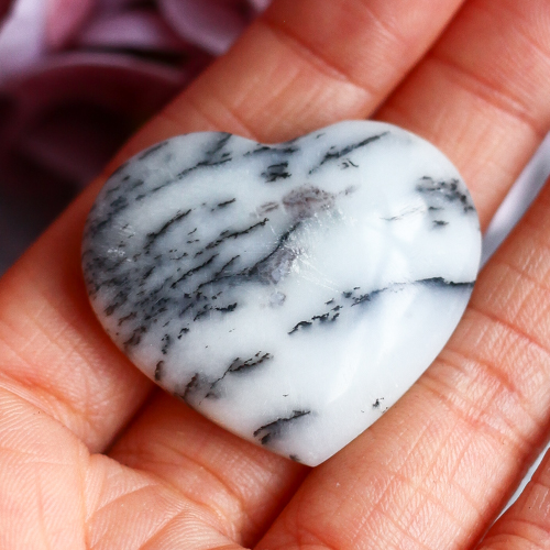 Дендроопал (дендритовый опал) в форме сердца