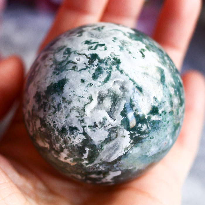 Моховой агат в форме шара