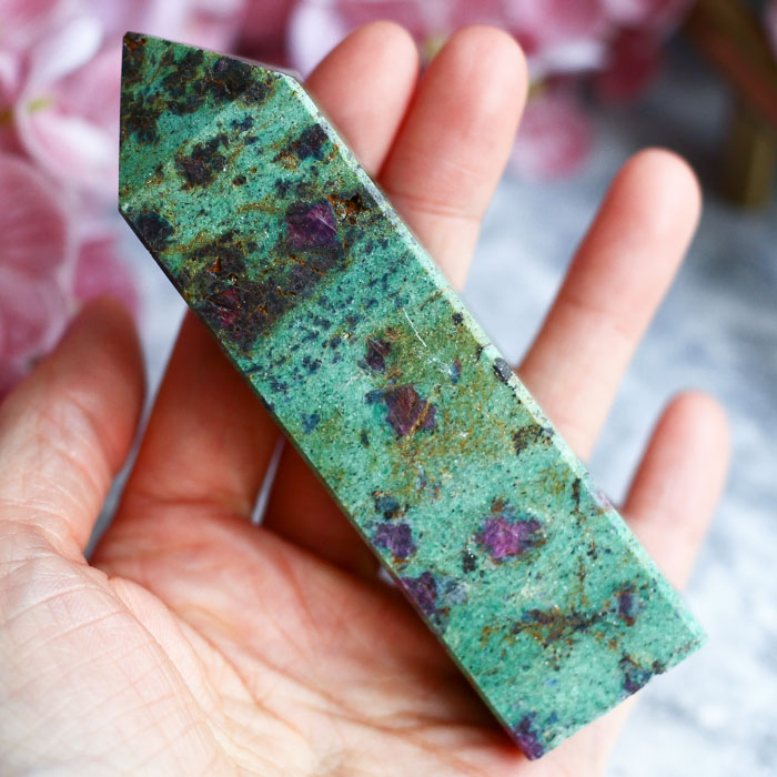 Фуксит с красным корундом в форме кристалла-генератора