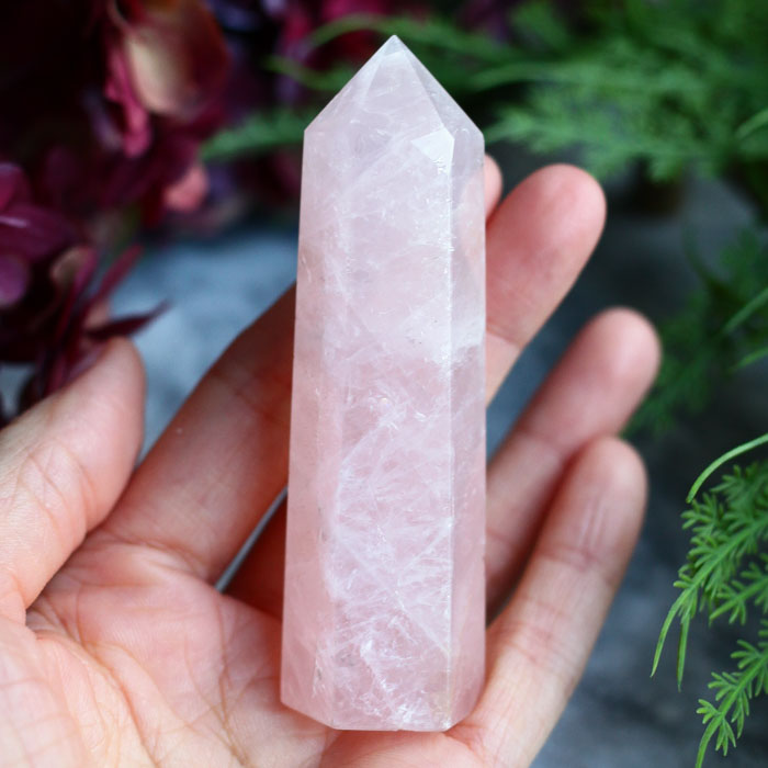 Розовый кварц в форме кристалла-генератора