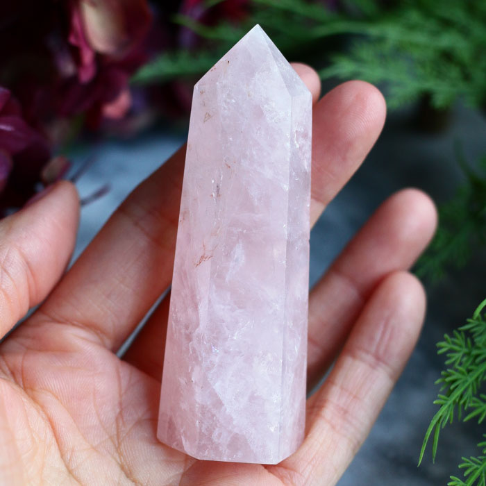Розовый кварц в форме кристалла-генератора