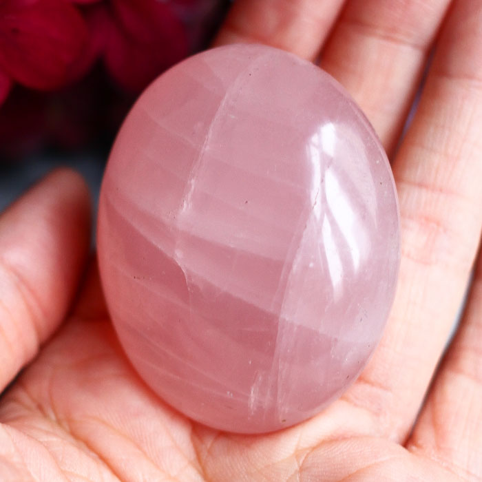 Розовый кварц в форме гальки