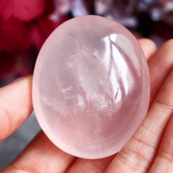 Розовый кварц в форме гальки