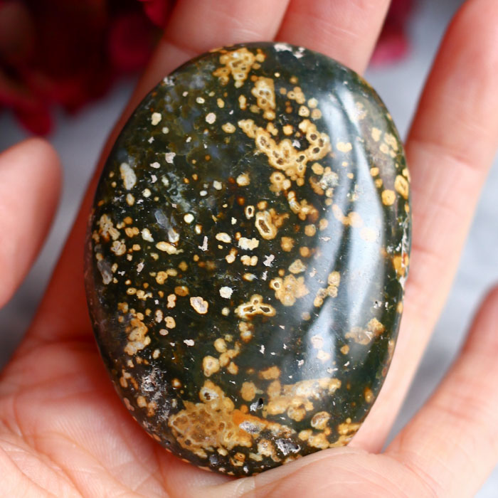 Океаническая яшма в форме гальки