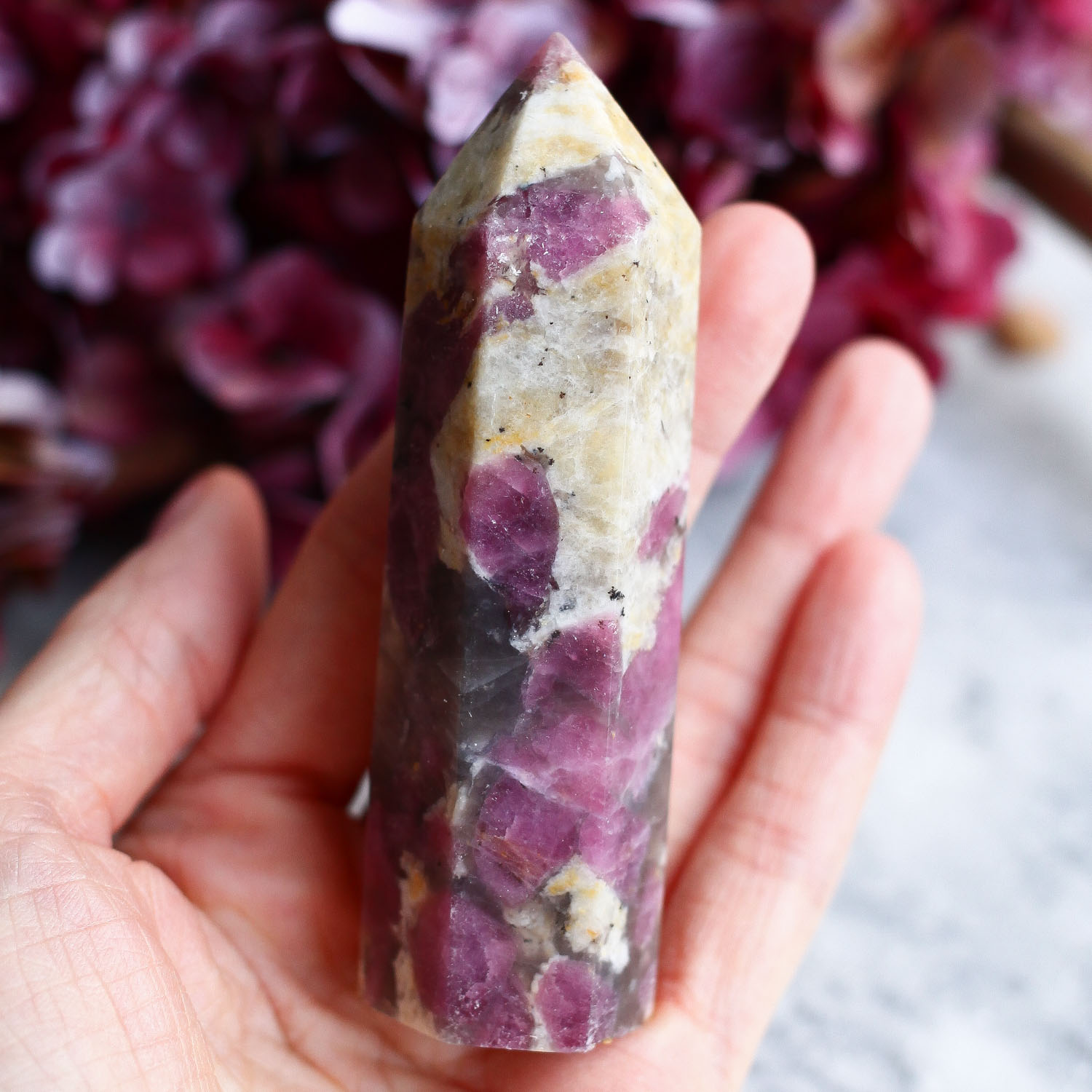 Розовый турмалин (рубеллит) в породе в форме кристалла-генератора