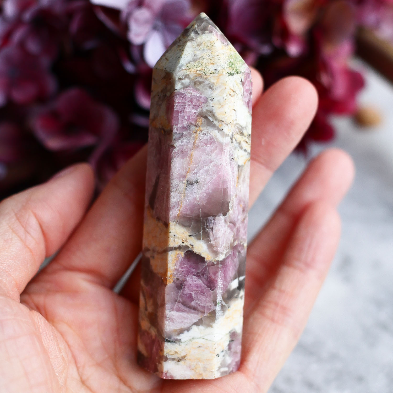 Розовый турмалин (рубеллит) в породе в форме кристалла-генератора