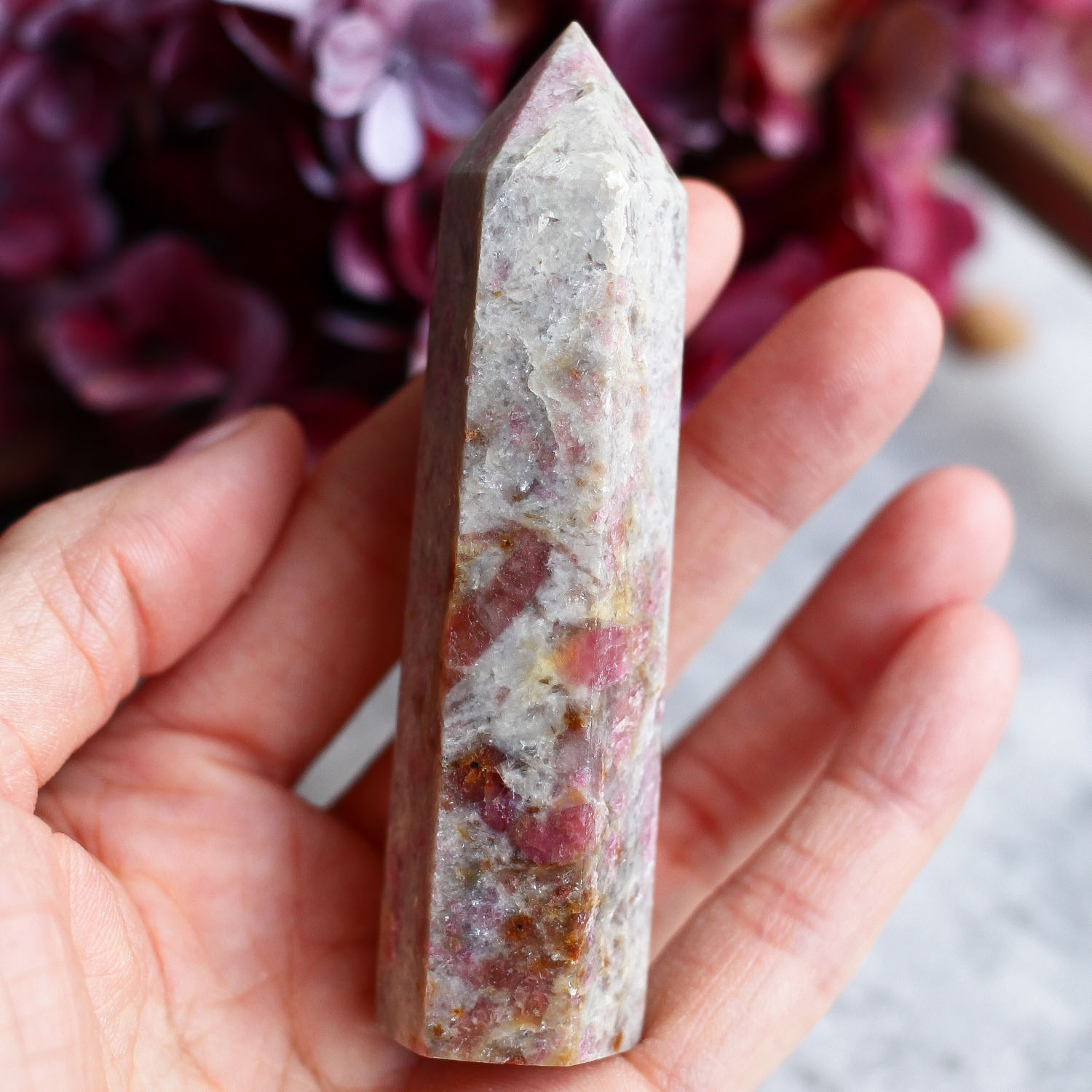 Розовый турмалин (рубеллит) в породе в форме кристалла-генератора