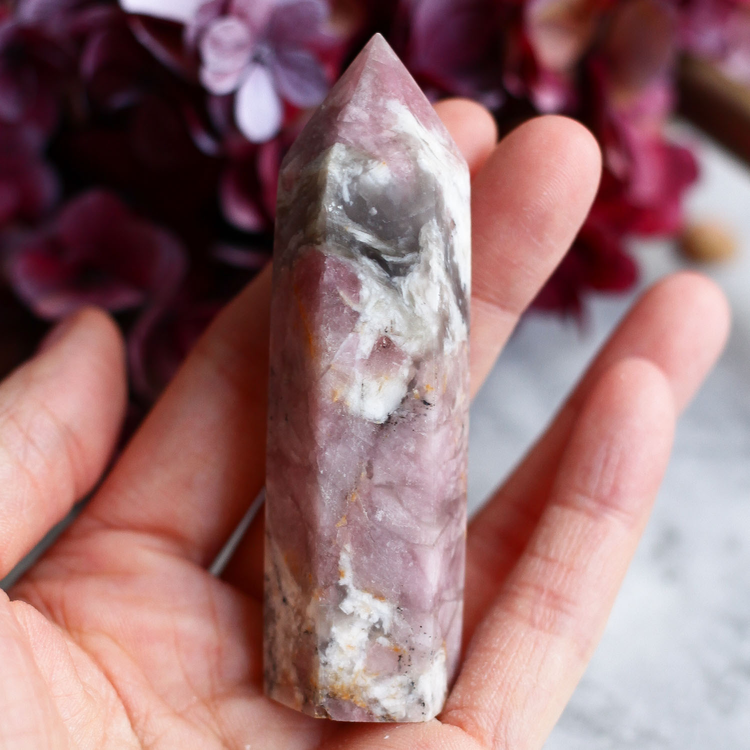 Розовый турмалин (рубеллит) в породе в форме кристалла-генератора