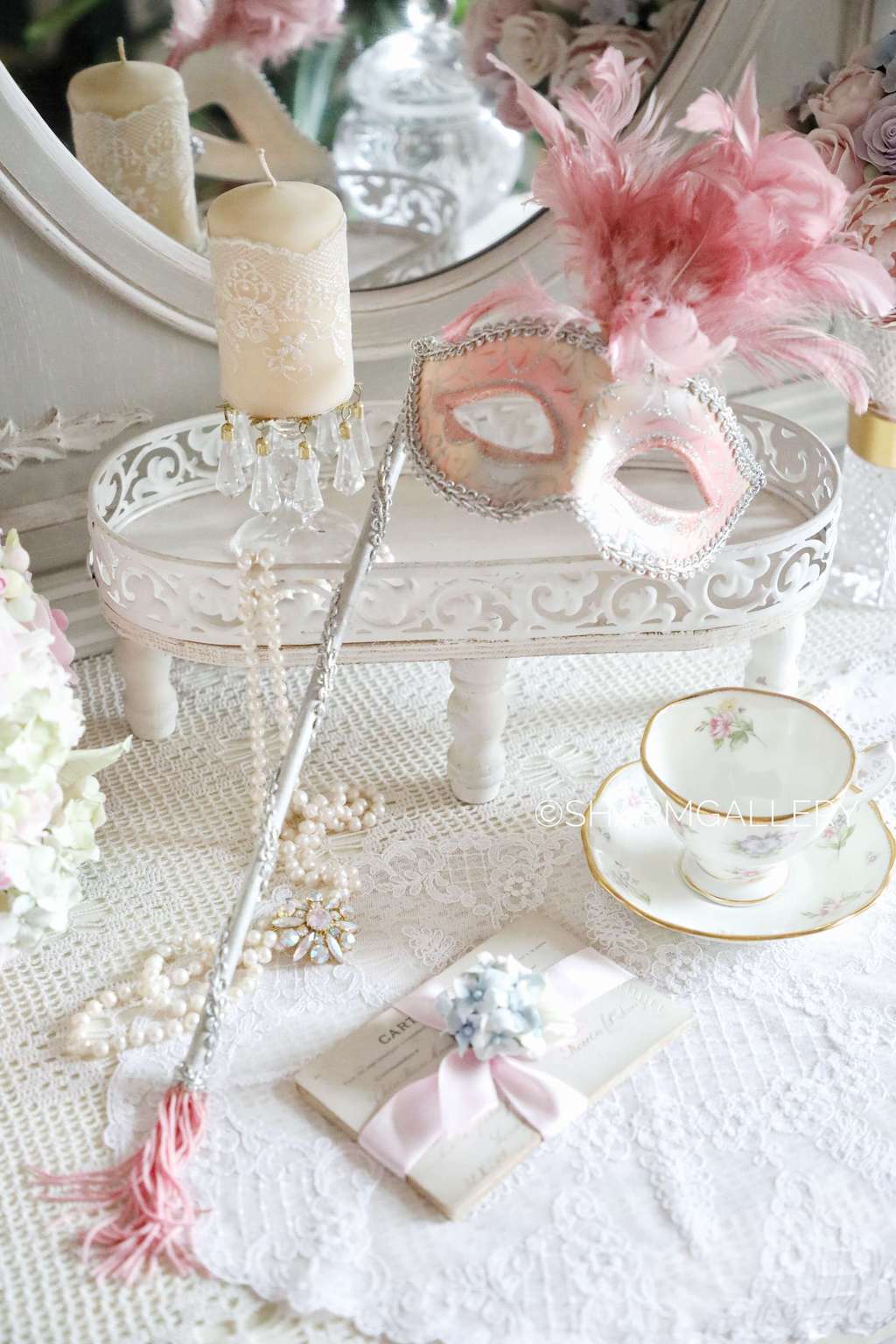 Карнавальная маска Коломбина на палочке, розовая с перьями. Boru Collection.