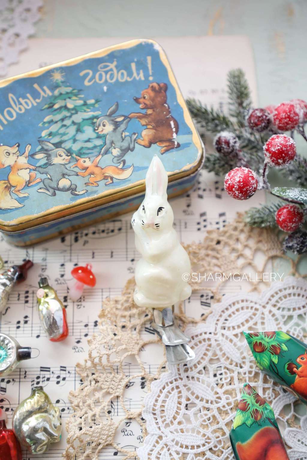 Заяц белый. №11. Елочная игрушка, стекло на прищепке, СССР.