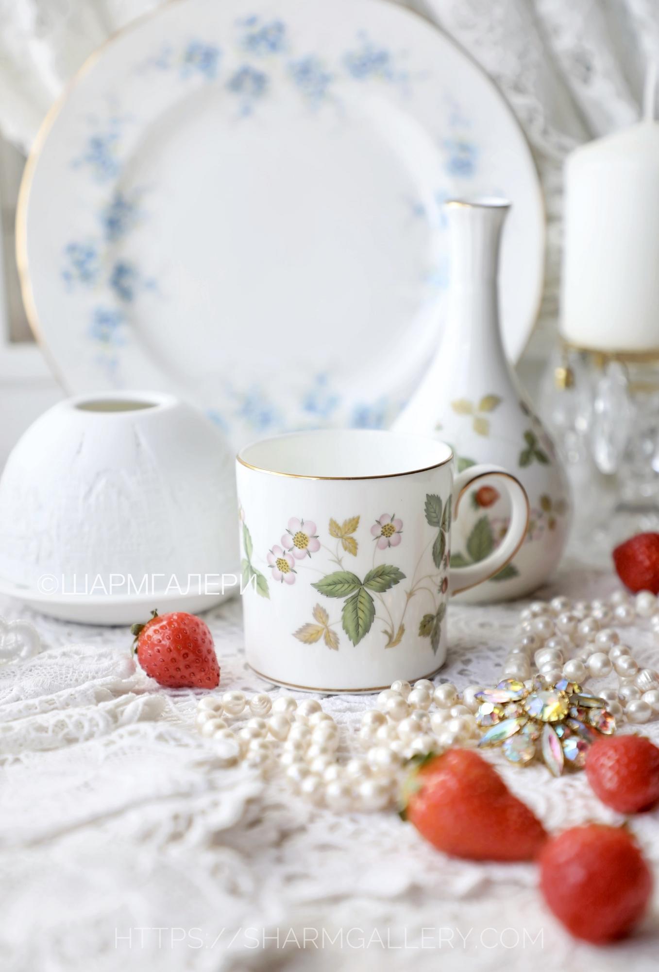 Кофейная мокко чашка Земляника «Wild Strawberry» костяной фарфор Wedgwood Англия.