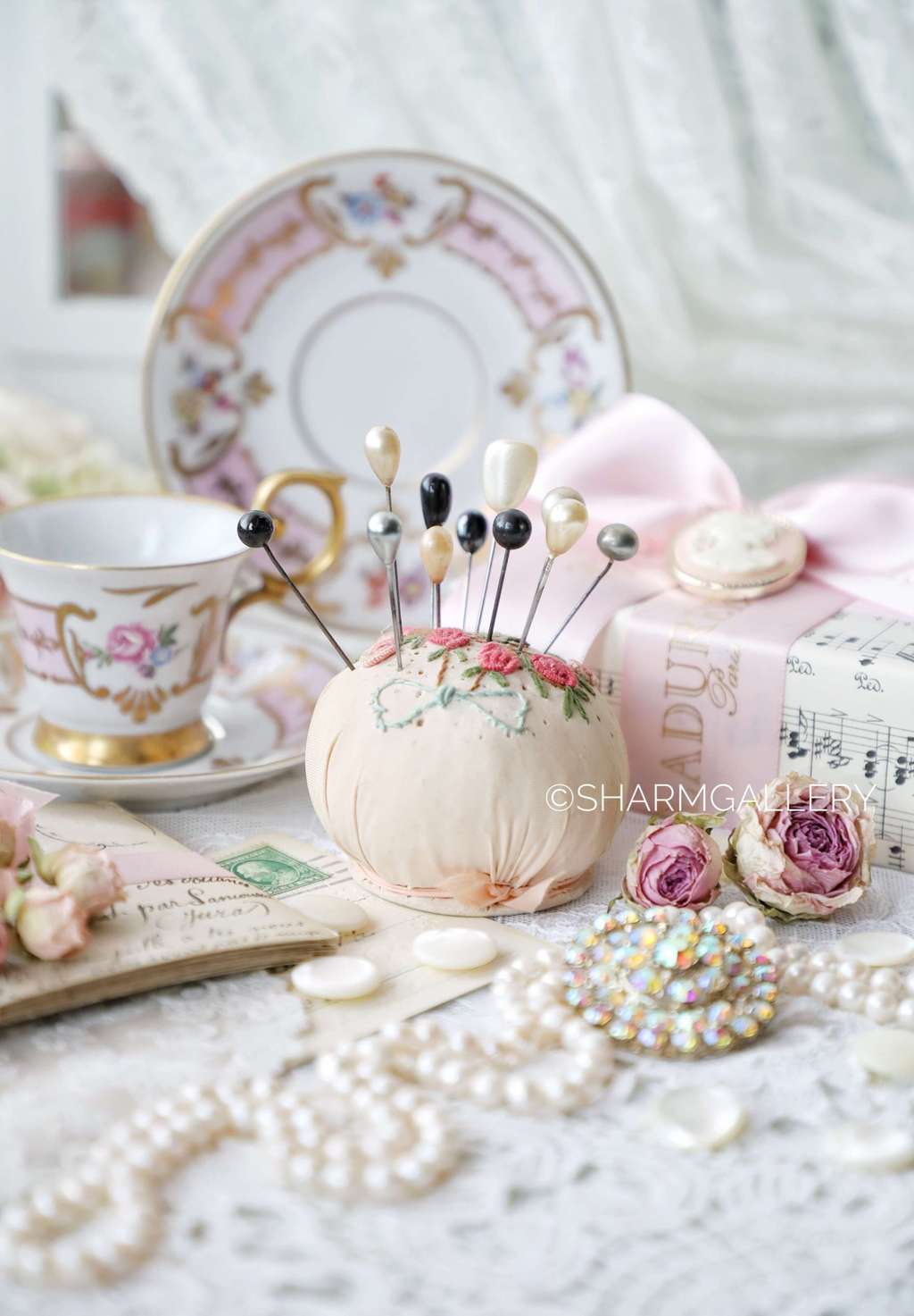 Антикварная игольница с вышивкой и 11 булавок, Франция.