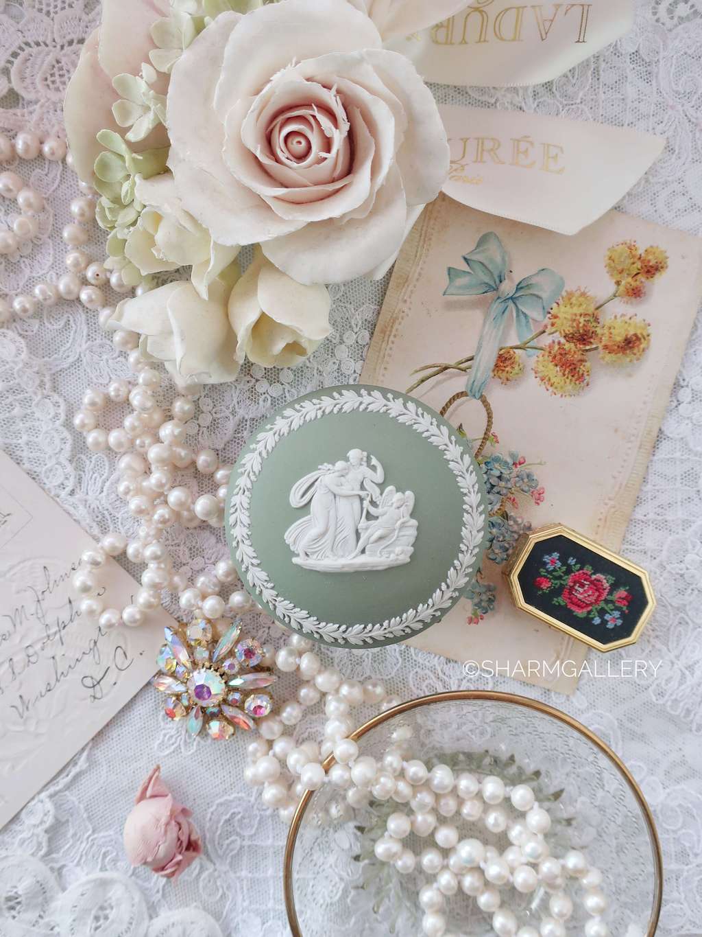 Шкатулка круглая оливковый бисквитный фарфор Веджвуд/Wedgwood Англия.