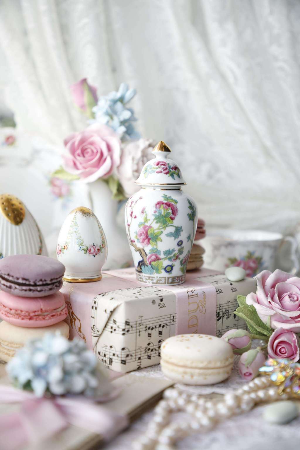 Ваза с крышкой миниатюра 11см., Шинуазри, фарфор Португалия.