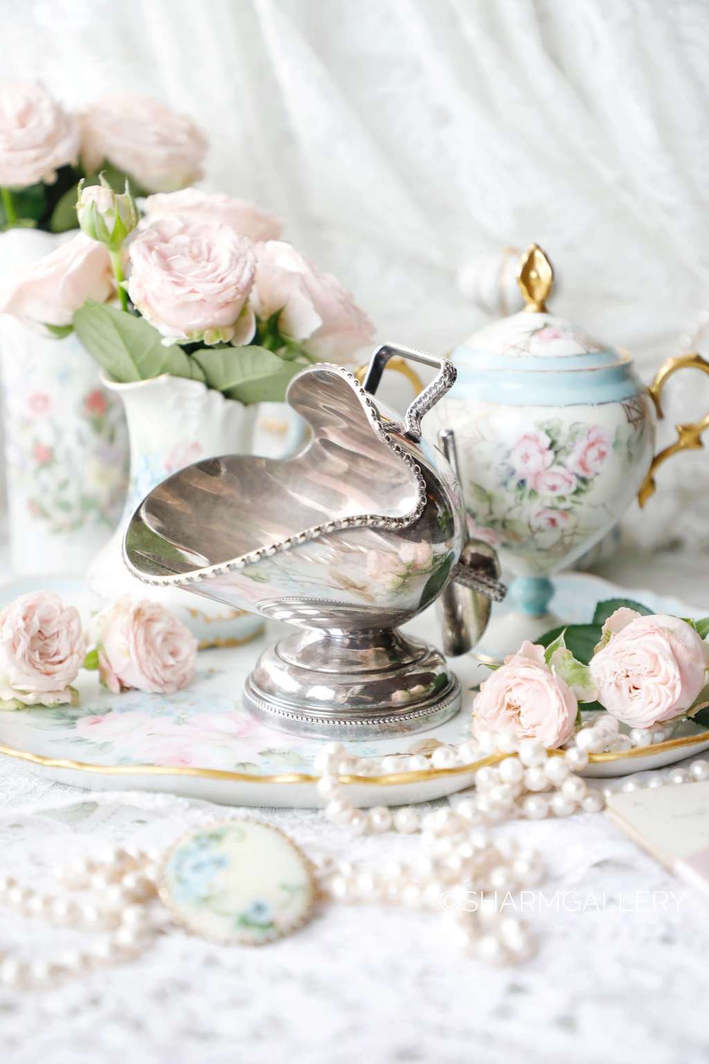 Старинная открытая сахарница - зольник шлем с совочком, серебрение Англия.