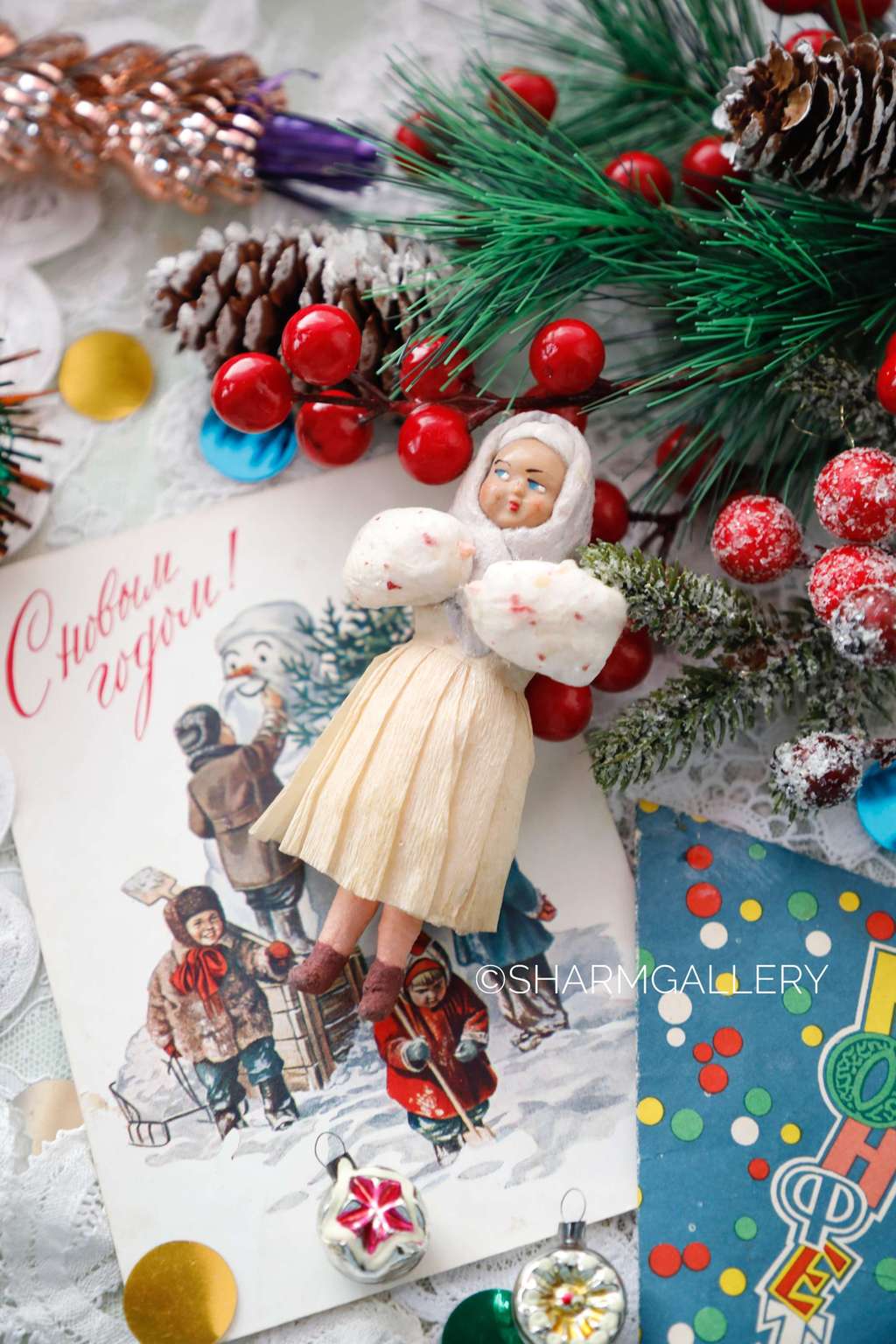 Антикварная елочная игрушка из ваты "Девочка в платке". СССР