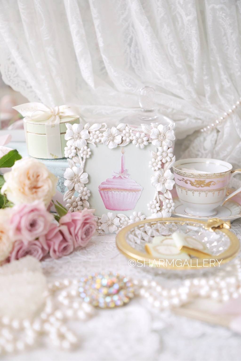 Рамка для фото металлическая «Белые цветы» Zara Home.