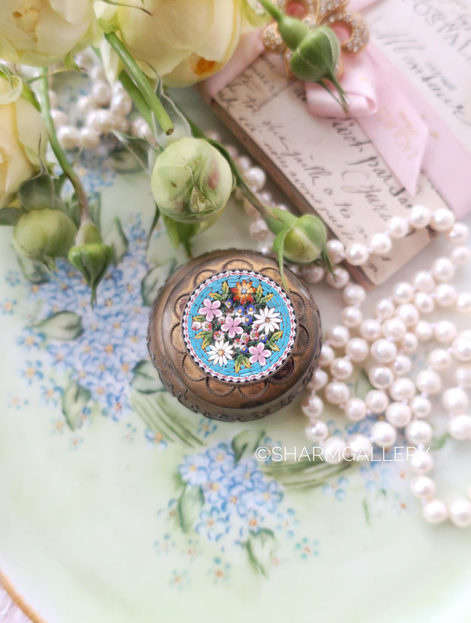 Антикварная миниатюрная шкатулка микромозаика Италия в шелковом мешочке.