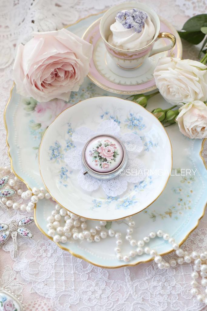 Таблетница - пилюльница «Розовый букет» финифть, мельхиор.