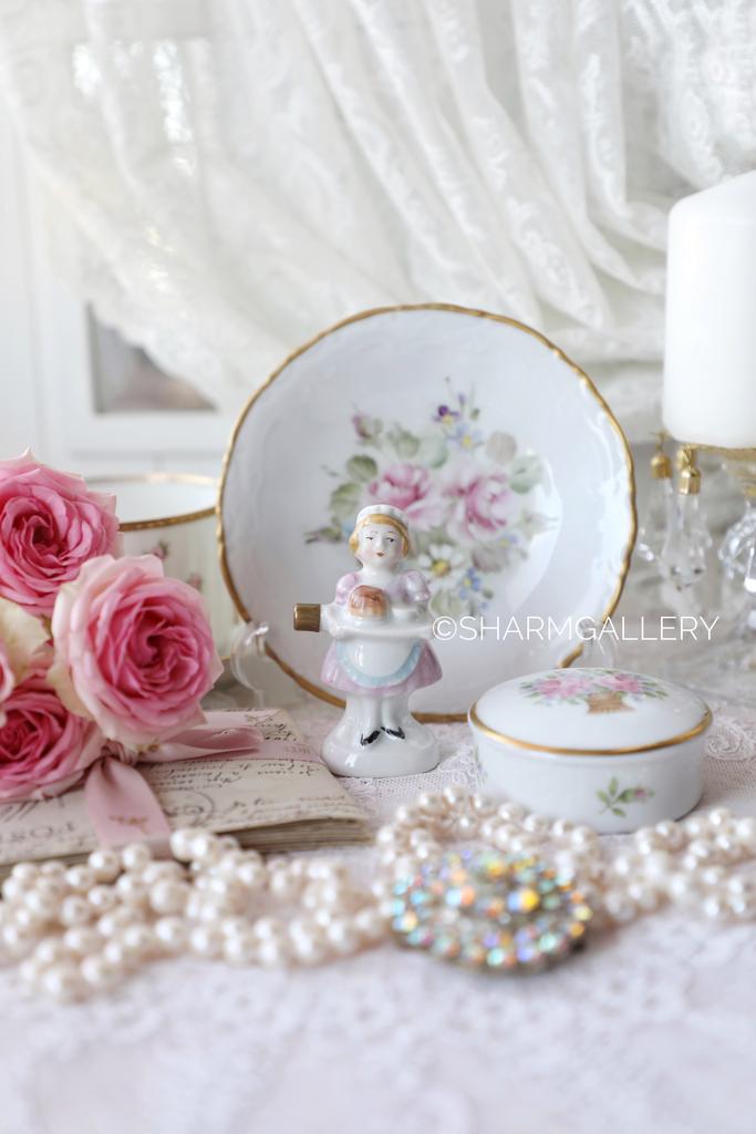 Антикварная миниатюра «Юная повариха с подносом» серия «Бюргеры» фарфор, Германия