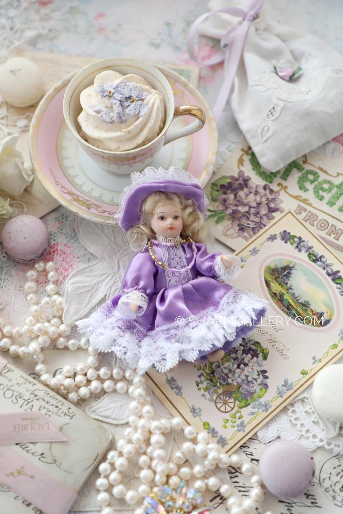 Винтажная фарфоровая куколка 11см., в сиреневом платье.