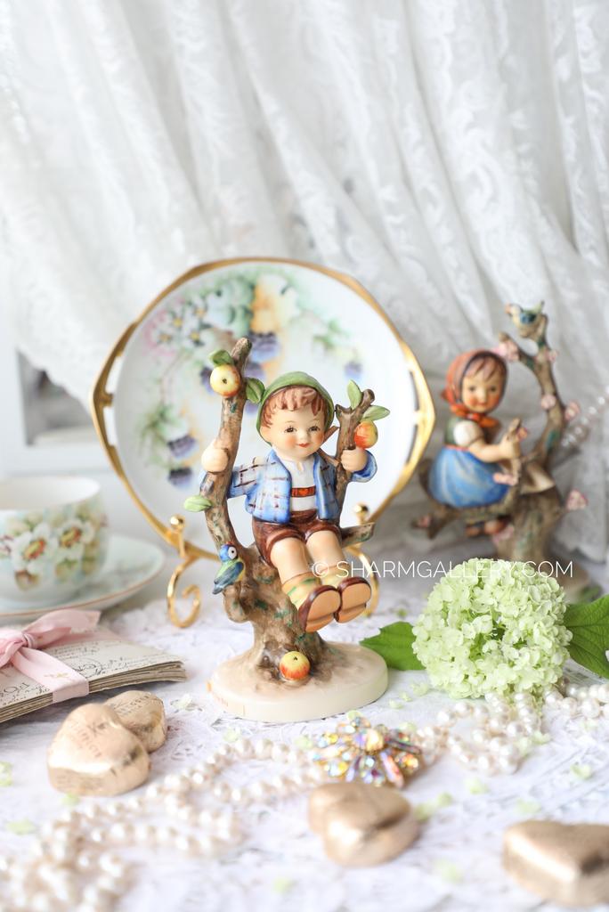 Статуэтка Hummel «Мальчик с птичкой на дереве» фарфор Goebel, Гебель. Германия.