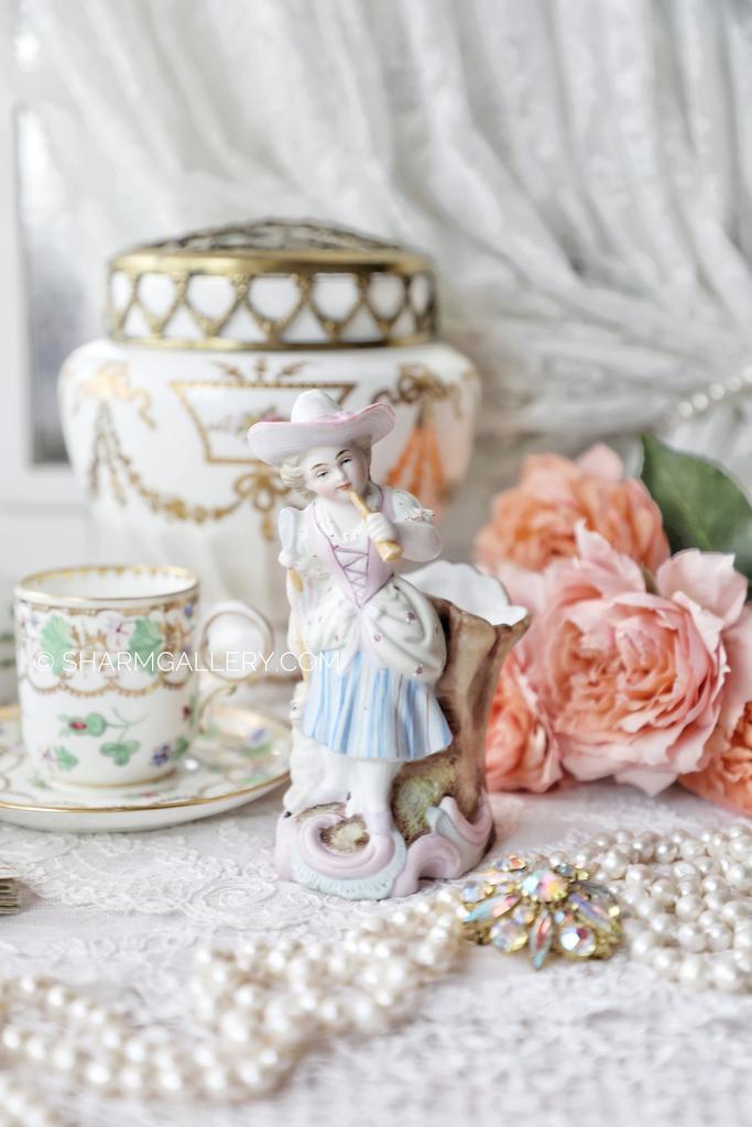 Антикварная статуэтка - карандашница «Пастушка» бисквитный фарфор, роспись Франция.