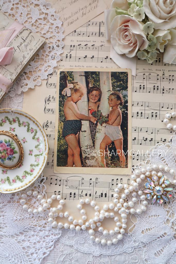 Открытка СССР №211 «Подружки» фото Б. Кузьмина подписана. 1958г.