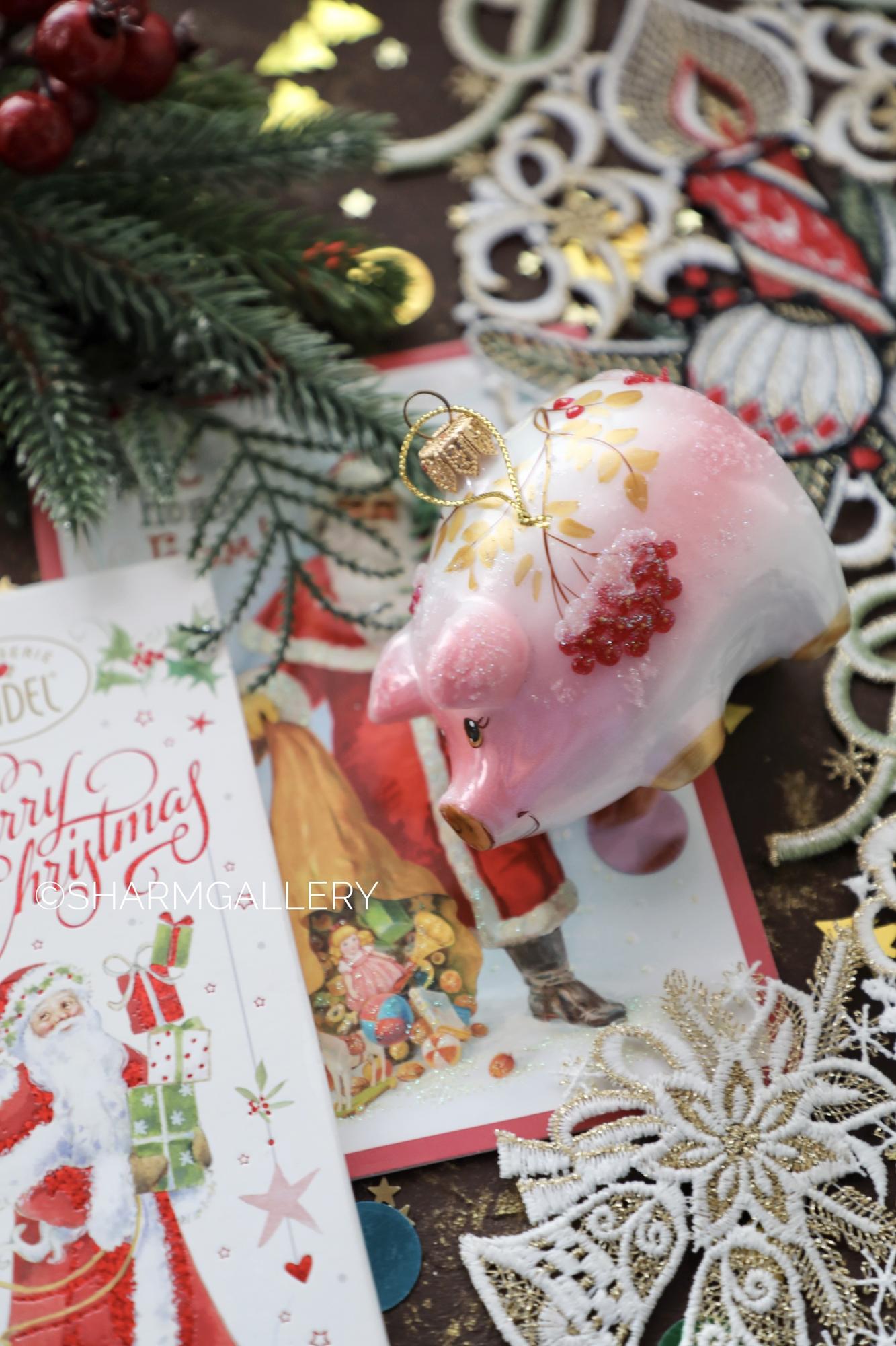 Коллекционная елочная игрушка «Свинка Зимняя Ягода» стекло, роспись ф-ка Ариэль, Россия.