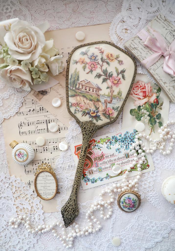 Старинное зеркало с роскошной вышивкой Petit Point на длинной ручке, Англия.