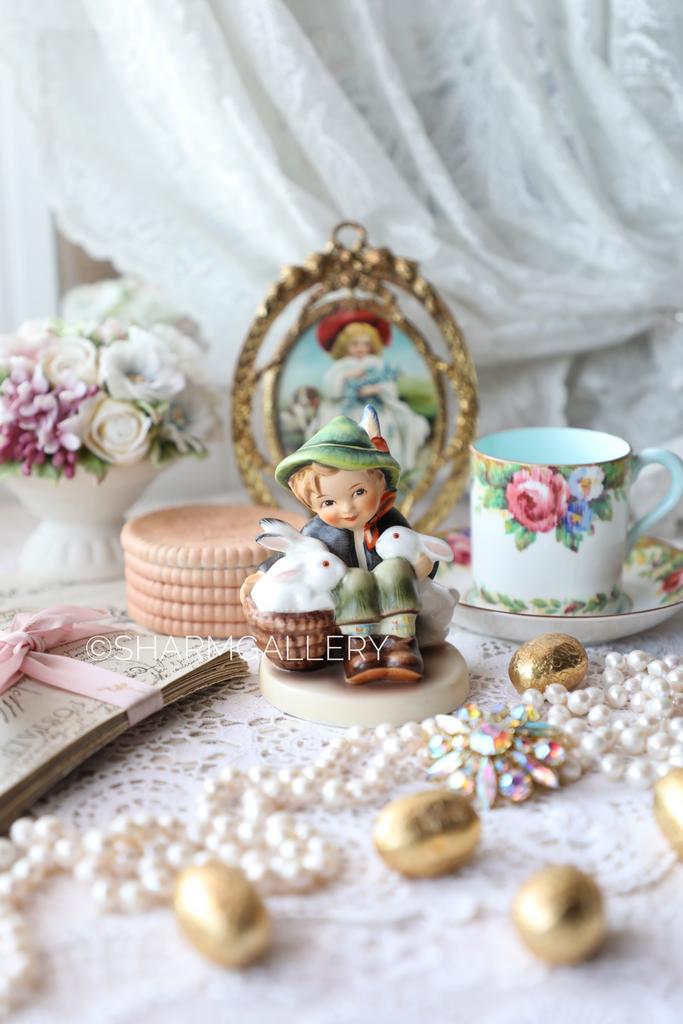 Статуэтка M.I. Hummel «Мальчик с кроликами» бисквитный фарфор Goebel Гебель. Германия.