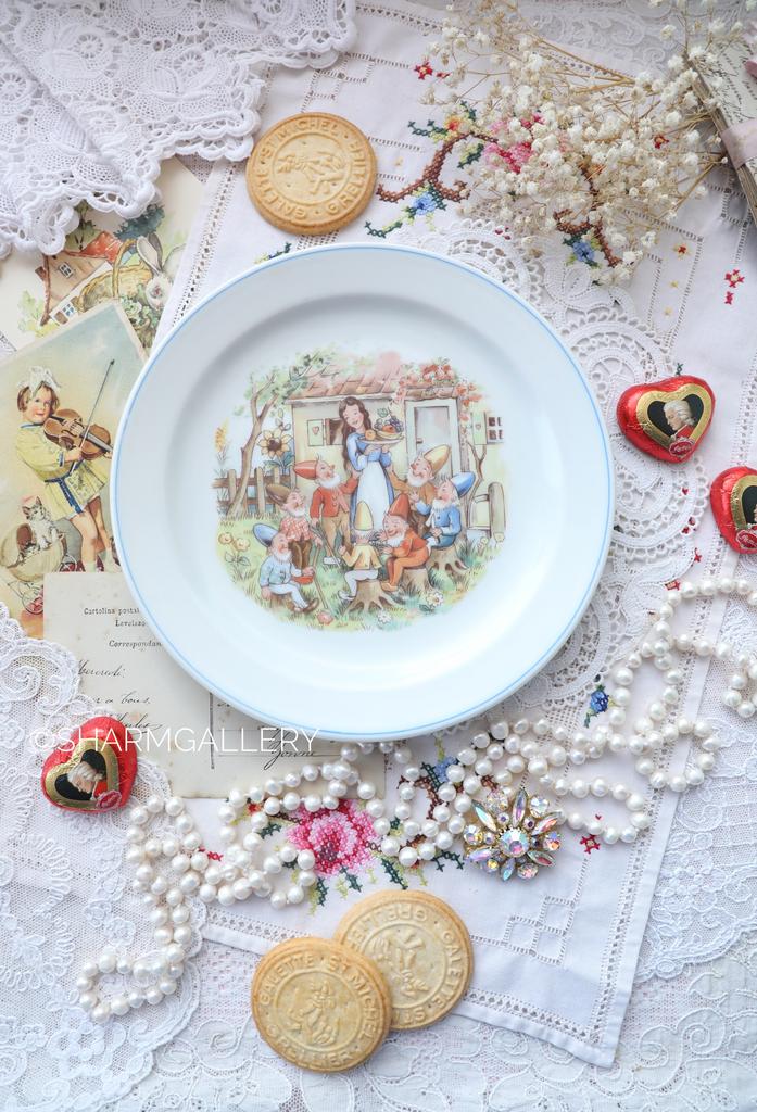 Тарелка из серии сказки "Белоснежка и семь гномов" 19см. фарфор Кольдиц/Colditz ГДР №25