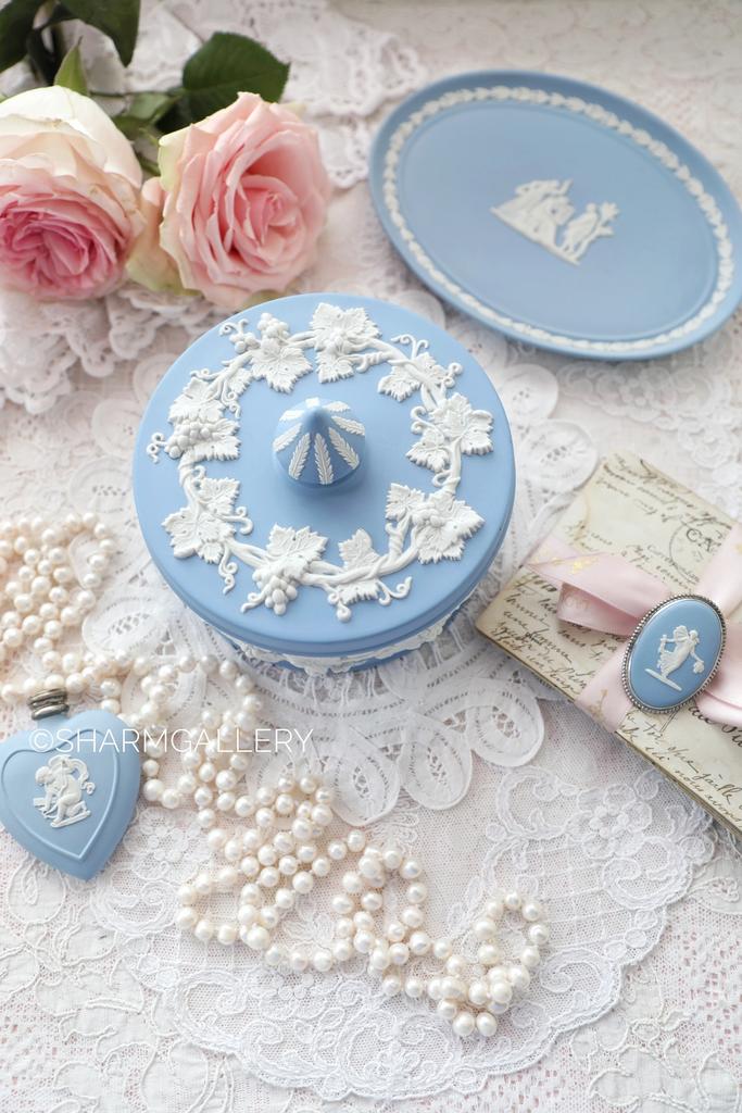 Шкатулка круглая «Виноградная лоза» бисквитный фарфор Веджвуд, Wedgwood Англия.