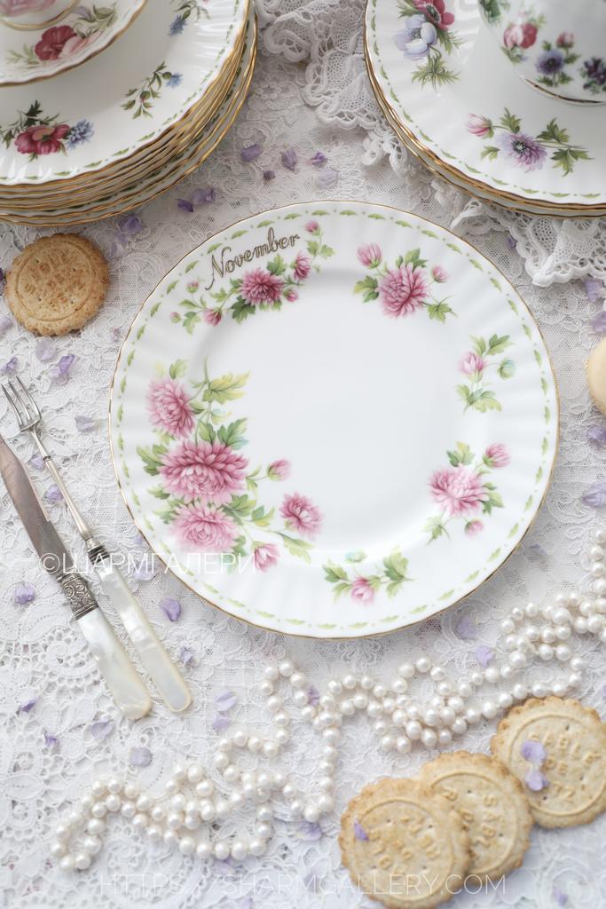 Редкость! Тарелка 20,5см. Ноябрь/Хризантема November/Chrysanthemum Цветок месяца/Flower of the month фарфор Royal Albert, Англия