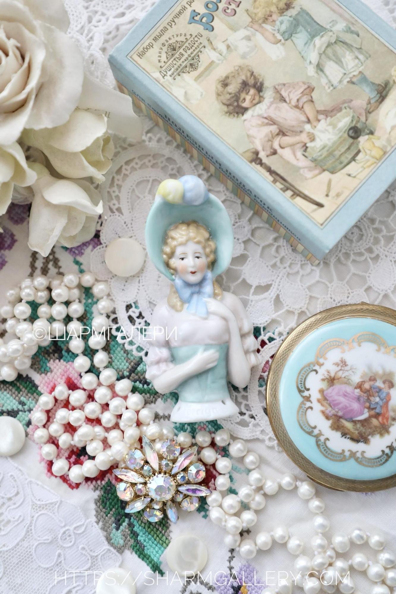 Антикварная Half doll «Дама в шляпе с перьями»  кукла половинка 9,5см. фарфор, Германия.