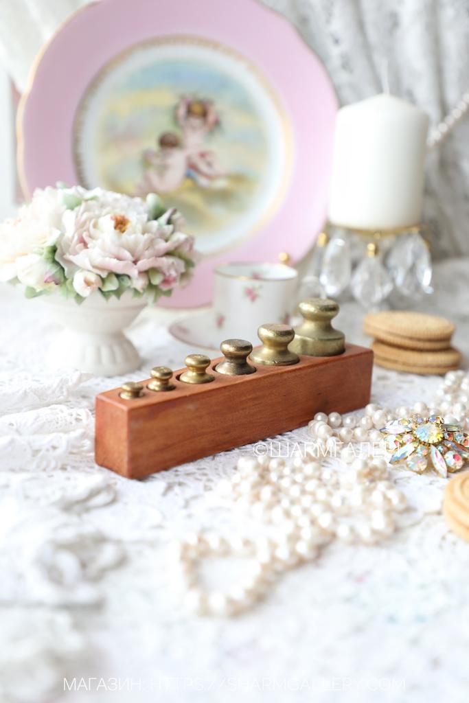 Старинный набор гирек. Гири бронза в ДЕКАГРАММ от 1/2 до 20 dkg, на деревянной подставке.