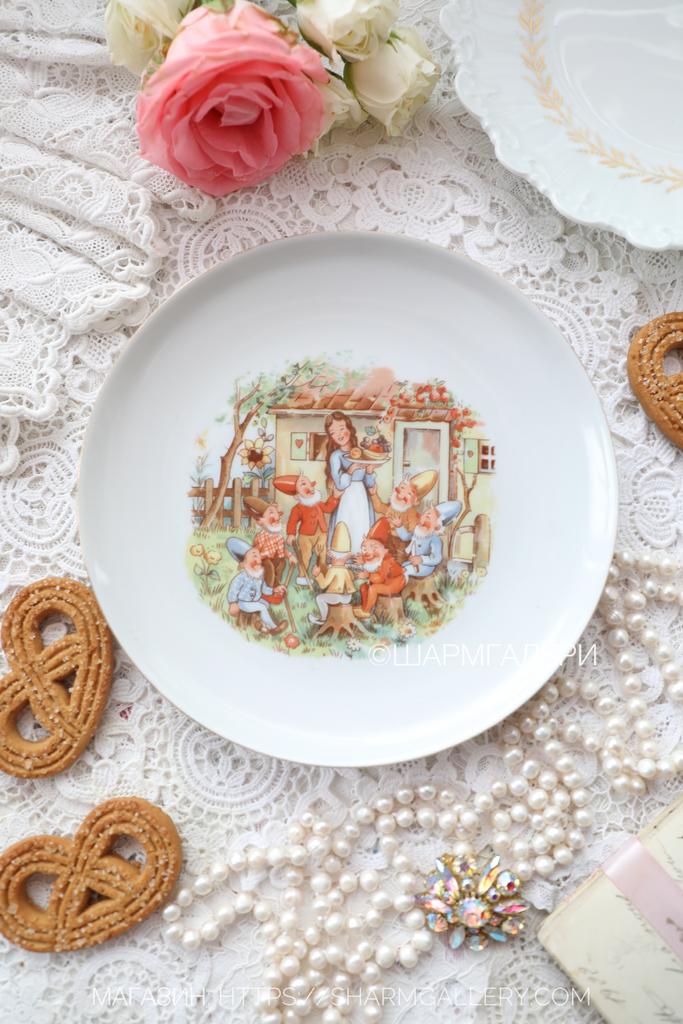 Тарелка плоская из серии сказки "Белоснежка и семь гномов" 19см. фарфор Кольдиц/Colditz ГДР №32