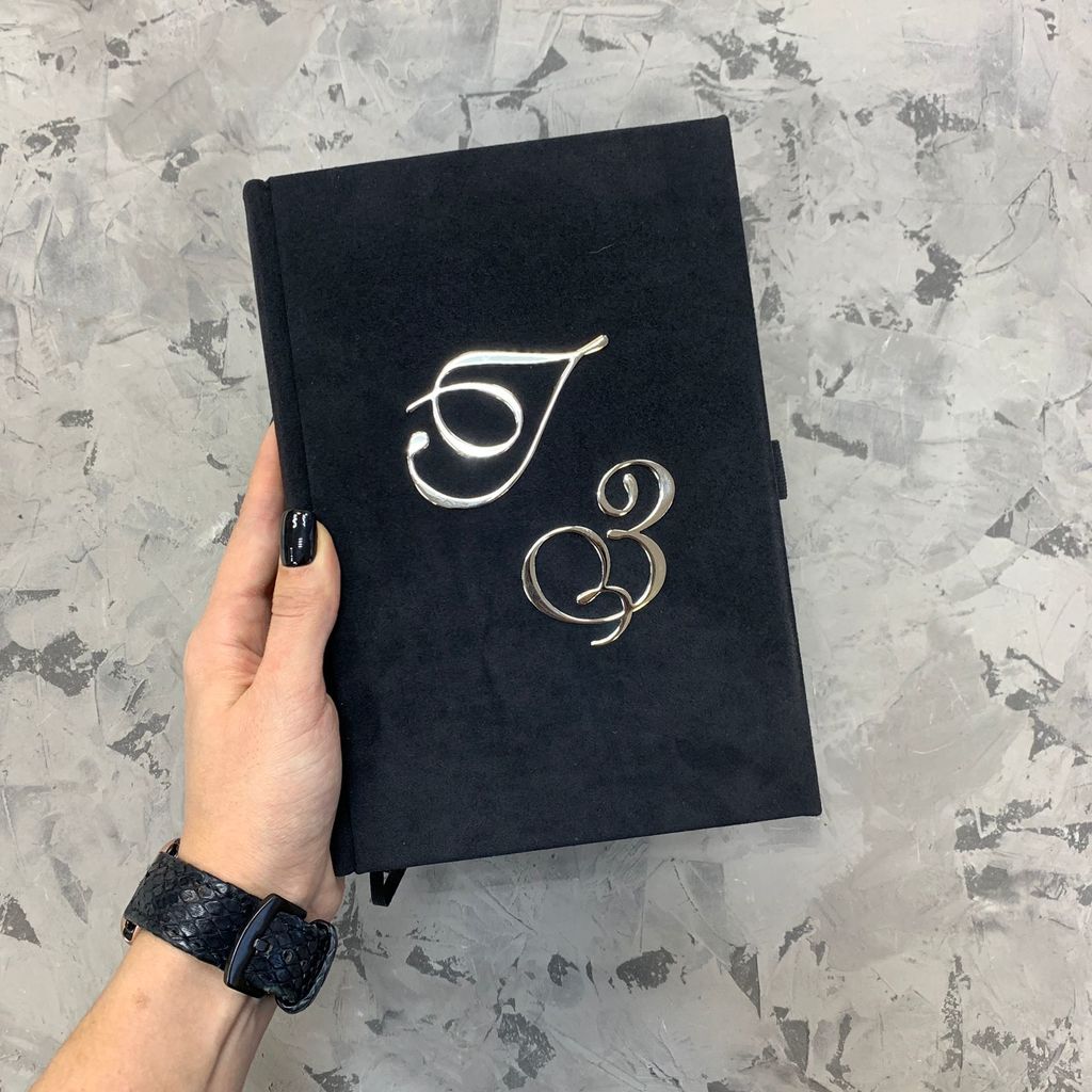 Ежедневник с металлическими инициалами