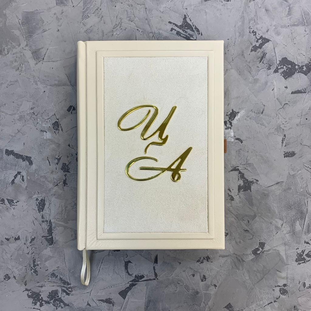 Именной ежедневник из кожи с инициалами из латуни