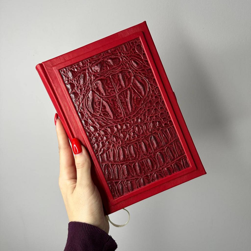Ежедневник с фактурной вставкой красная рептилия