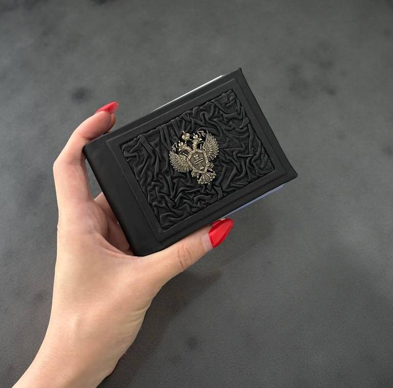 обложка на удостоверение ручной работы с гербом прокуратуры, жатая кожа